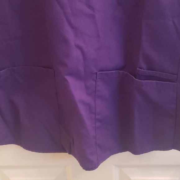 🤯3/$12 Vital Threads Purple Scrub Top Large - Picture 2 of 4